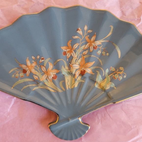 Vintage Ceramic High Gloss Porcelain Fan Shaped Trinket Dish Decor Made In Japan - Picture 2 of 5
